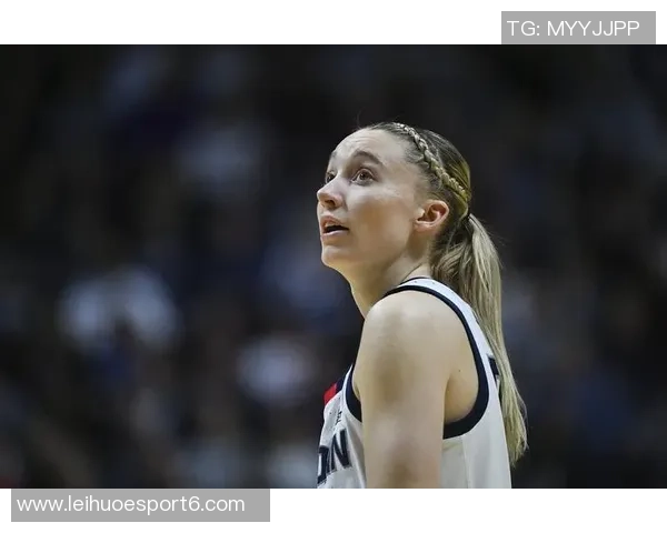 佩奇携女友与队友重返母校共同庆祝NCAA冠军戒指荣耀时刻